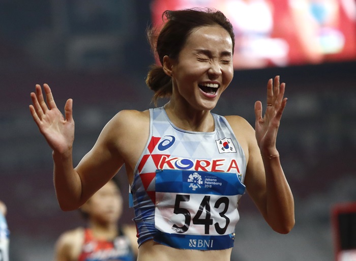 26일(현지시간) 인도네시아 자카르타 겔로라 붕 카르노 스타디움에서 열린 2018 자카르타∙팔렘방 아시안게임 육상 여자 100m 허들 결승에서 정혜림 선수가 1위로 결승선을 통과하며 환희에 찬 표정을 짓고 있다. 연합뉴스